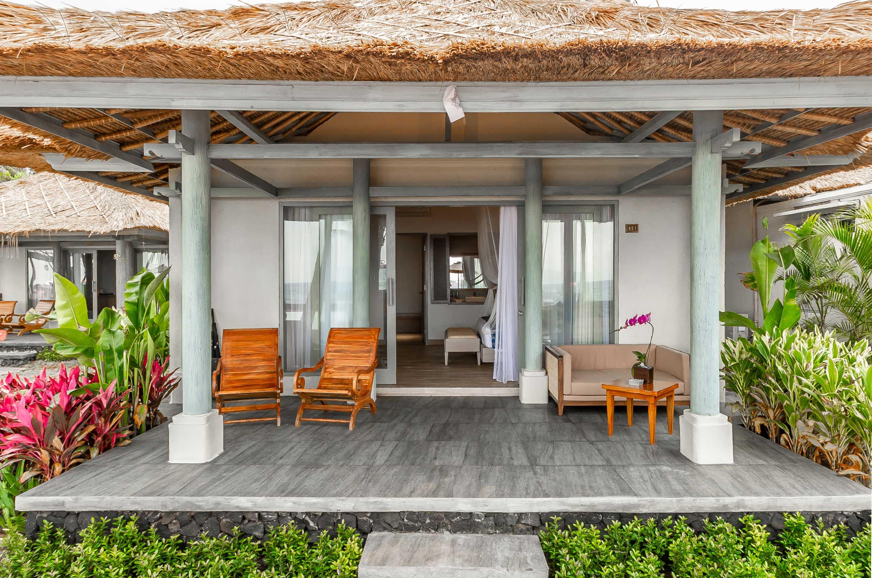 Candidasa Nirwana Beach & Resort מראה חיצוני תמונה A beachfront villa at the resort
