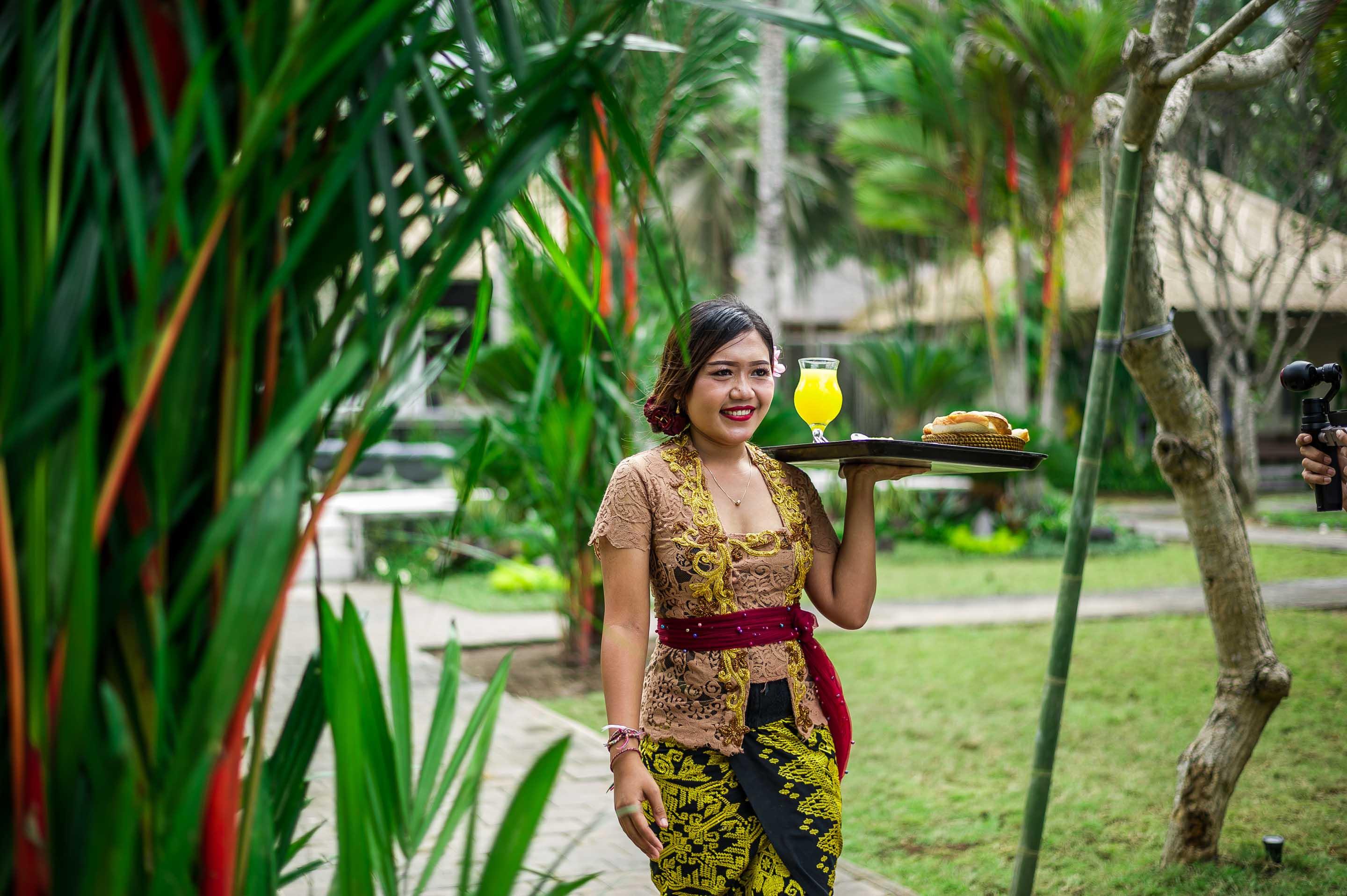 Candidasa Nirwana Beach & Resort מראה חיצוני תמונה A waitress in Bali