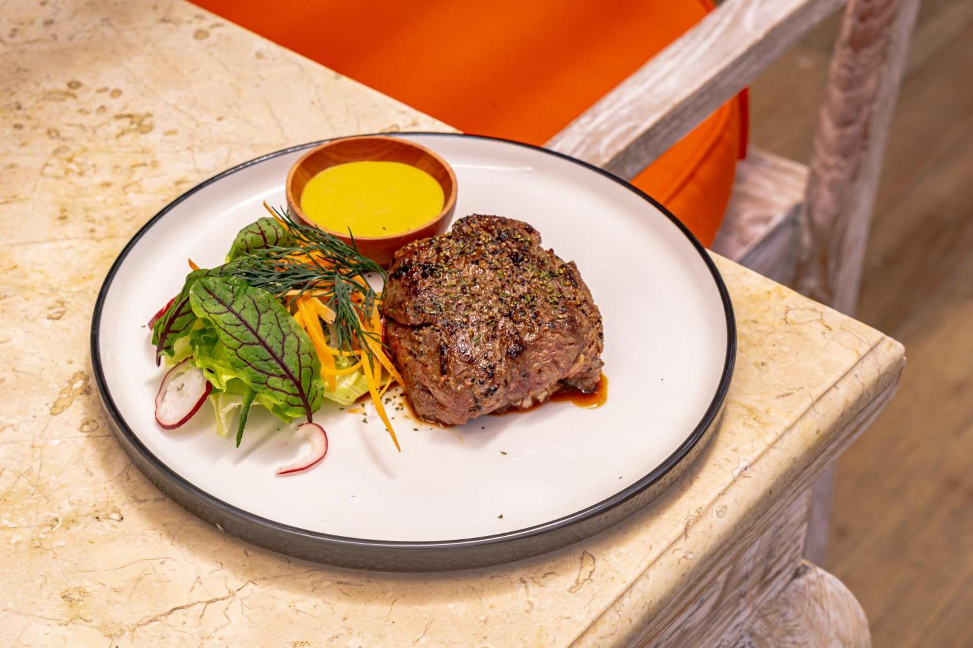 Candidasa Nirwana Beach & Resort מראה חיצוני תמונה A steak prepared at the restaurant
