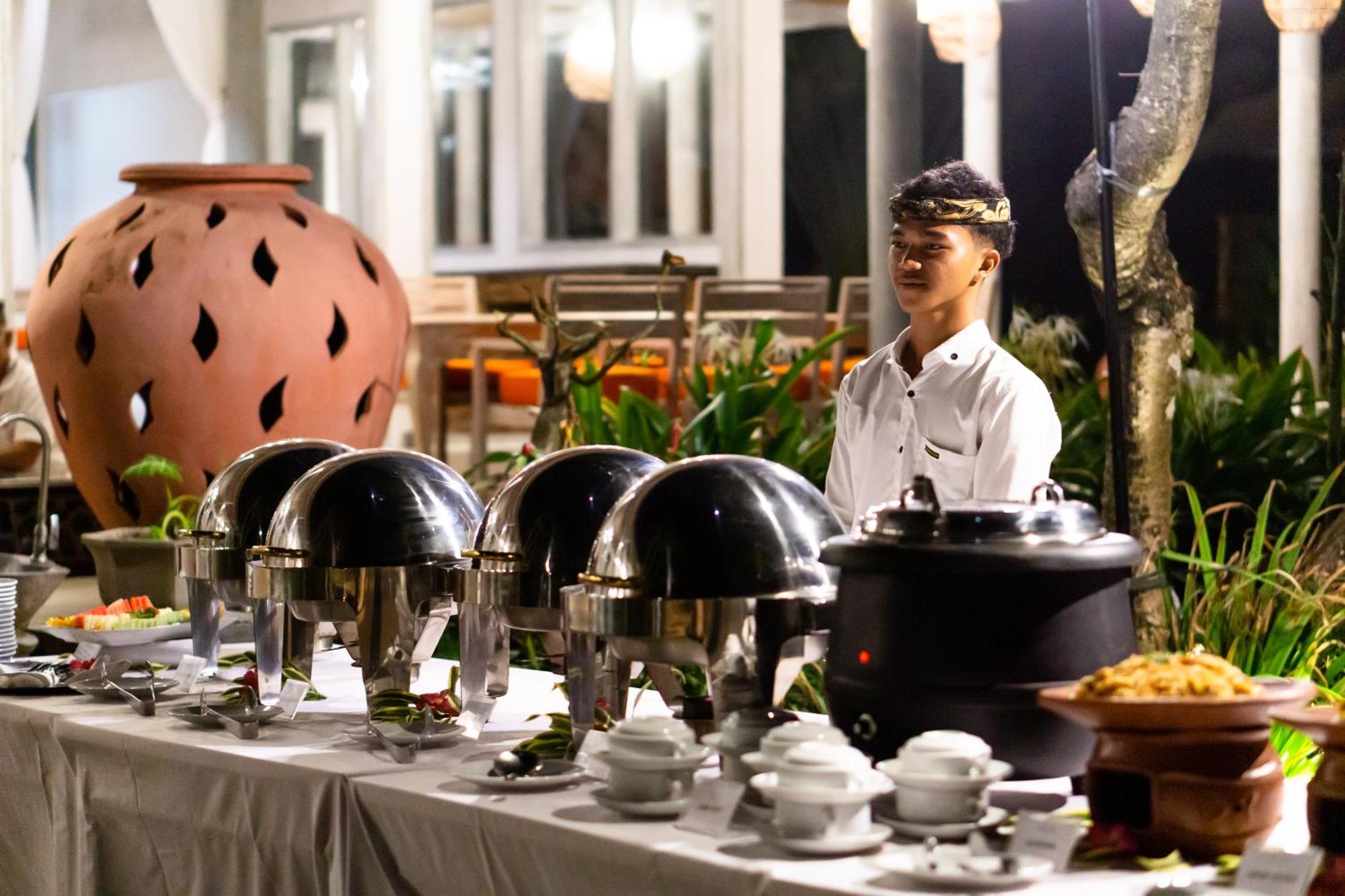 Candidasa Nirwana Beach & Resort מראה חיצוני תמונה A buffet at a hotel