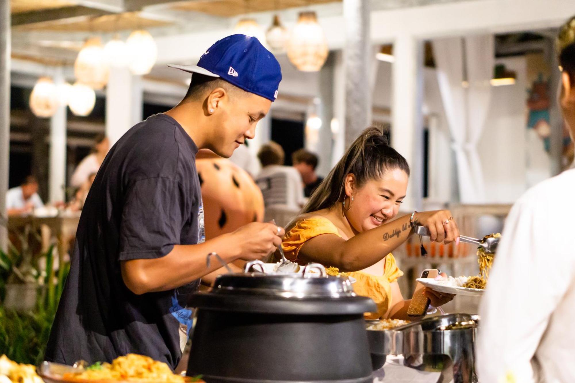 Candidasa Nirwana Beach & Resort מראה חיצוני תמונה Thai people eating at a buffet
