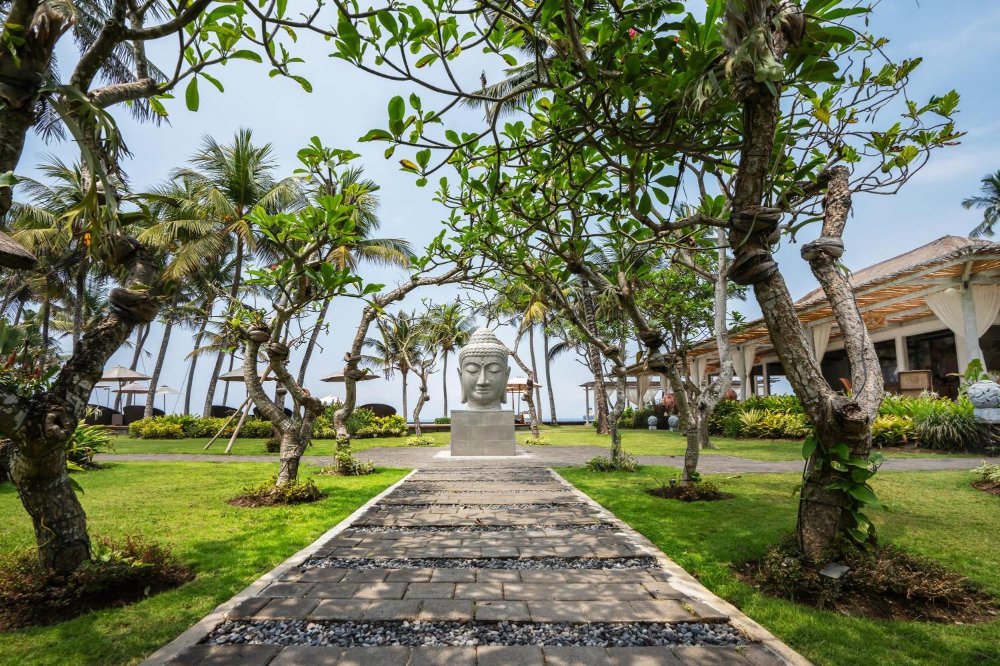 Candidasa Nirwana Beach & Resort מראה חיצוני תמונה The resort's gardens